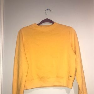 plain yellow/gold shirt